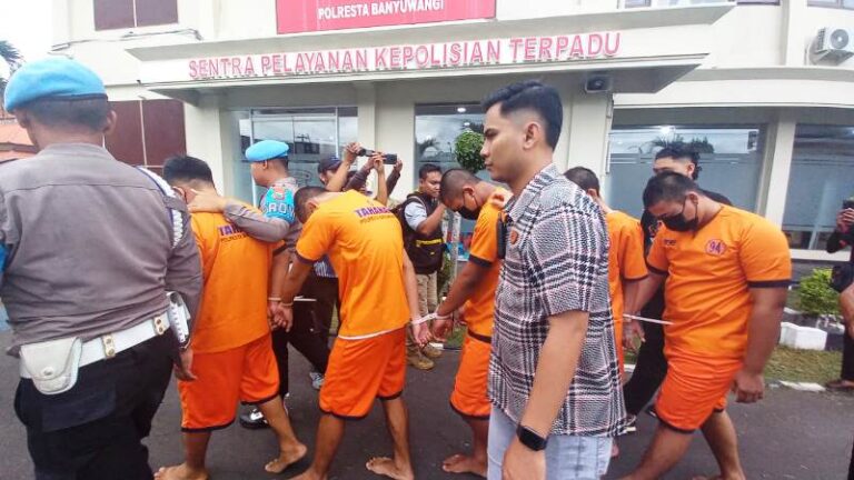Lima terduga pelaku pengeroyokan sesama pesilat diamankan di Polresta Banyuwangi, Rabu (24/4/2024). (Foto/udi)