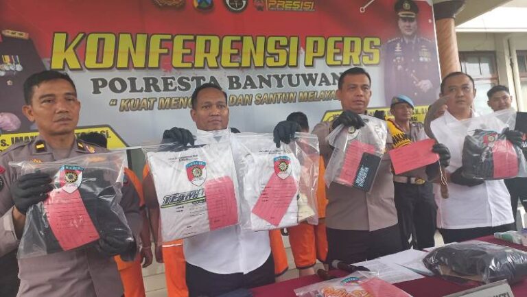 Wakapolresta Banyuwangi AKBP Dewa Putu Darmawan bersama Kasat Reskrim Kompol Andrew Vega menunjukkan barang bukti pengeroyokan pesilat, Rabu (24/4/2024). (Foto/udi)