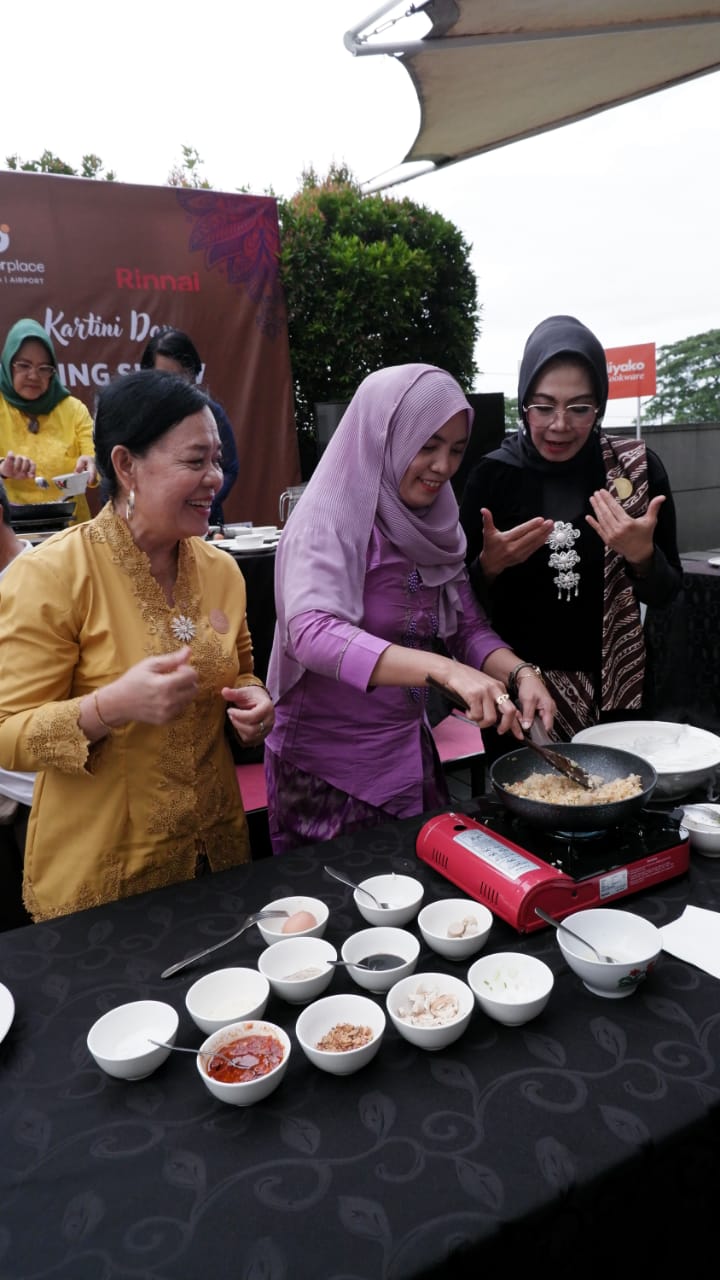 Gandeng Komunitas Kain dan Kebaya, Premier Palace Surabaya Airport Peringati Hari Kartini