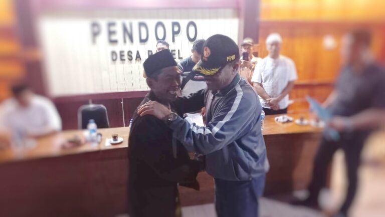 Pertemuan warga Desa Pakel, Kecamatan Licin, Banyuwangi dengan pihak Perkebunan Bumisari, Rabu (24/4/2025). (Foto/ist)