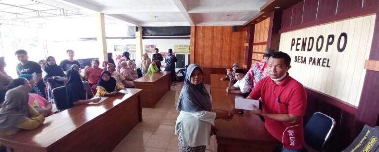 Warga Desa Pakel, Kecamatan Licin mengikuti pertemuan islah dan menerima tali asih di balai desa setempat, Kamis (26/4/2024). (Foto/udi)