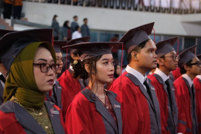 Wisuda mahasiswa Universitas Dinamika STIKOM Surabaya.