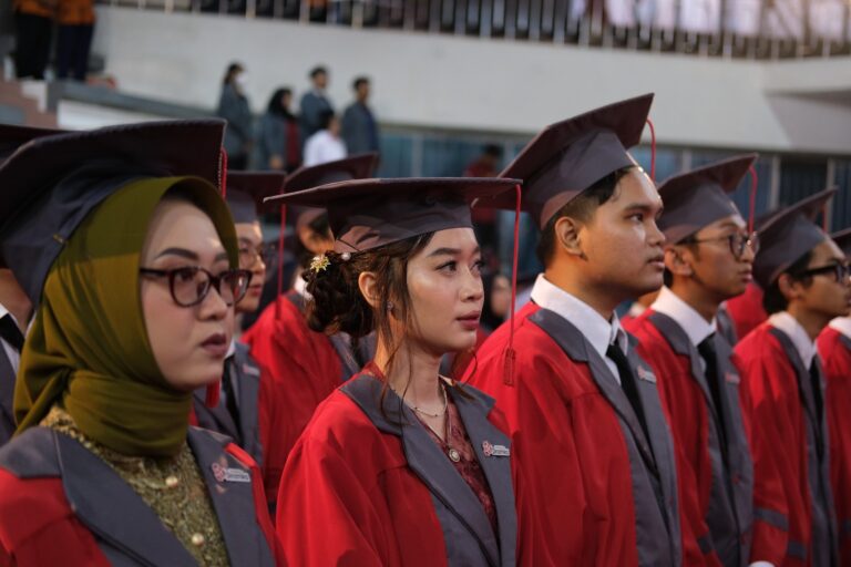 Wisuda mahasiswa Universitas Dinamika STIKOM Surabaya.