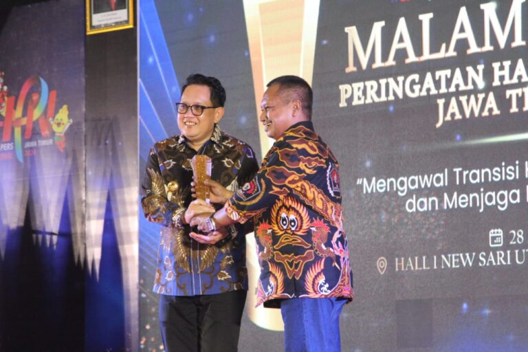 Jaga Kondusifitas Pemilu 2024, Adhy Karyono Terima PWI Jatim Award 2024