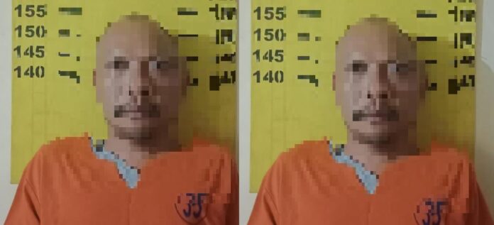 Tersangka pembacokan tetangga diamankan di Polsek Songgon, Banyuwangi. (Foto/ist)