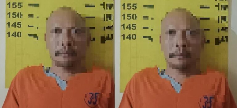 Tersangka pembacokan tetangga diamankan di Polsek Songgon, Banyuwangi. (Foto/ist)