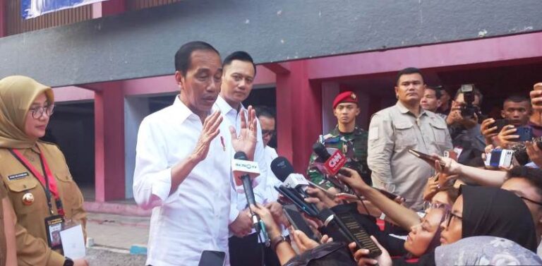 Presiden Jokowi menjawab pertanyaan wartawan usai penyerahan sertipikat Tora di Banyuwangi, Selasa (30/4/2024). (Foto/udi)