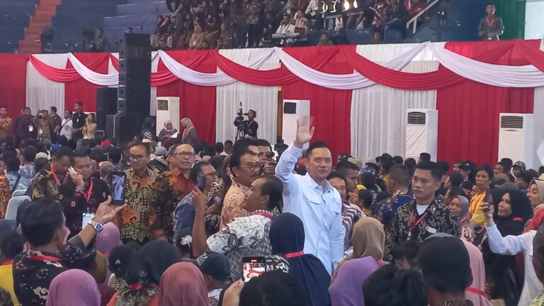 Serunya Menteri AHY Ajak Warga Banyuwangi Bernyanyi sebelum Pembagian Sertifikat Tora