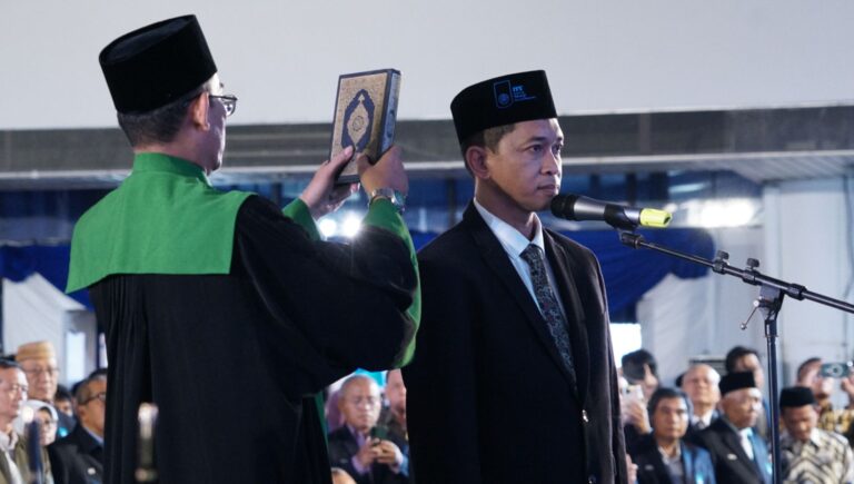 Bambang Pramujati Resmi Jabat Rektor ke-13 ITS Surabaya