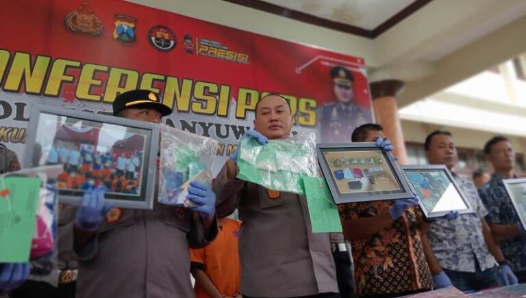 Kapolresta Banyuwangi Kombes Pol. Nanang Haryono (tengah) menunjukkan barang bukti sabu, Jumat (5/4/2023). (Foto/udi)