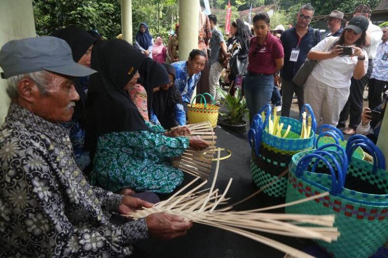 Sejumlah Dubes dan delegasi asing mengunjungi Kampung KB di Dusun Sidomulyo, Desa Jambewangi, Kecamatan Sempu, Banyuwangi, Selasa (14/5/2024). (Foto/Humas Pemkab Banyuwangi)