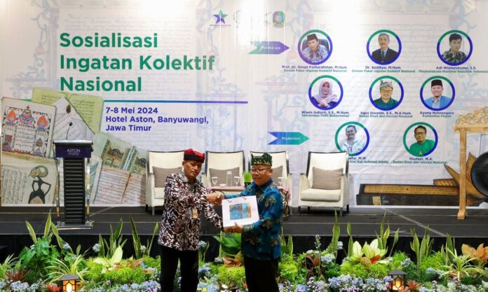 Kepala Pusat Jasa Informasi Perpustakaan dan Pengelolaan Naskah Nusantara, Perpusnas RI, Agus Sutoyo menerima naskah kuno dari Kepala Dinas Perpustakaan dan Kearsipan Banyuwangi Zen Kostolani, Selasa (7/5/2024).(Foto/Humas Pemkab Banyuwangi)