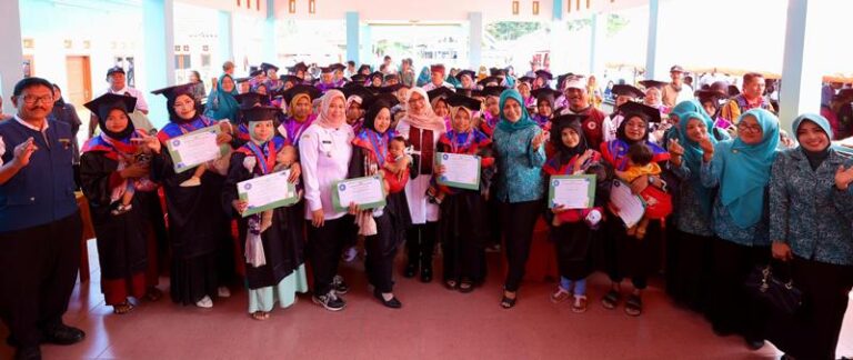 Ibu-ibu di Kalibaru, Banyuwangi diwisuda usai memberikan ASI eksklusif kepada bayinya selama 6 bulan hingga 2 tahun. (Foto/Humas Pemkab Banyuwangi)