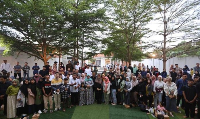 Bupati Ipuk Fiestiandani bersama puluhan anak muda di Banyuwangi. (Foto/Humas Pemkab Banyuwangi)