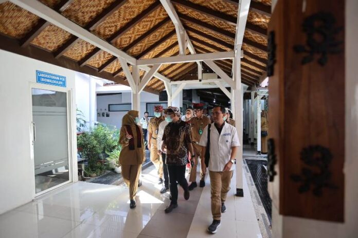 Sekjen Kemenkes Kunta Wibawa Dasa Nugraha (tengah) mengecek layanan RS di Banyuwangi, Senin (13/5/2024). (Foto/Humas Pemkab Banyuwangi)