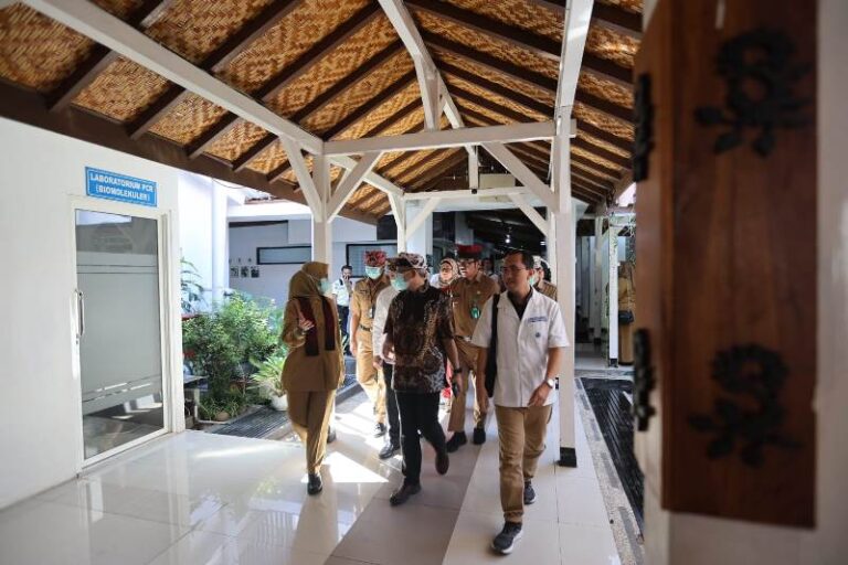 Sekjen Kemenkes Kunta Wibawa Dasa Nugraha (tengah) mengecek layanan RS di Banyuwangi, Senin (13/5/2024). (Foto/Humas Pemkab Banyuwangi)