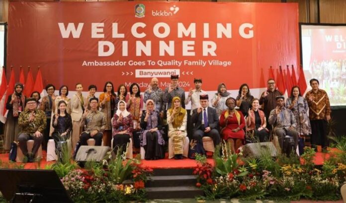 Belasan Dubes berkunjung ke Banyuwangi dalam program Ambassador Goes To Kampung KB, Senin (13/5/2024) malam. (Foto/Humas Pemkab Banyuwangi)