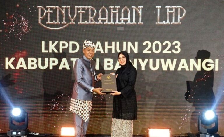 Bupati Banyuwangi Ipuk Fiestiandani menerima hasil audit BPK, Kamis (2/5/2024). (Foto/Humas Pemkab.Banyuwangi)
