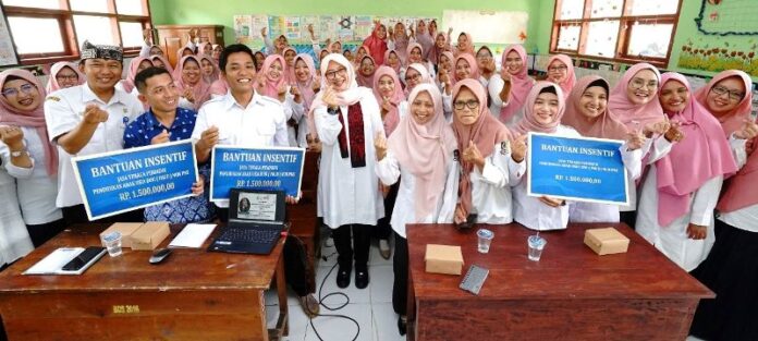 Para guru PAUD di Banyuwangi menerima insentif dari Pemkab. (Foto/Humas Pemkab Banyuwangi)