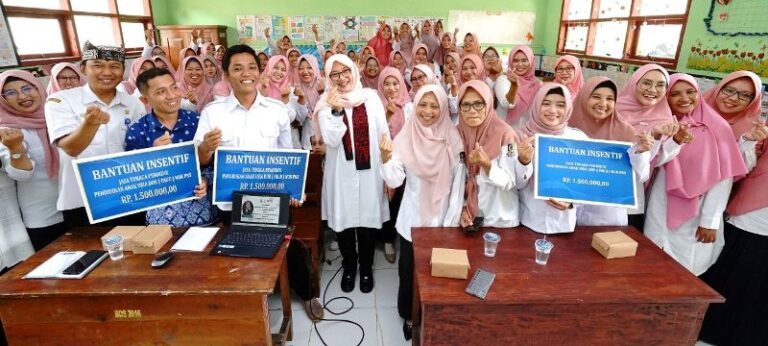 Para guru PAUD di Banyuwangi menerima insentif dari Pemkab. (Foto/Humas Pemkab Banyuwangi)