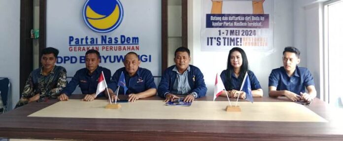 Jajaran DPD NasDem Banyuwangi mengumumkan pendaftaran cabup dan cawabup Pilkada Banyuwangi, Rabu (1/4/2024). (Foto/udi)