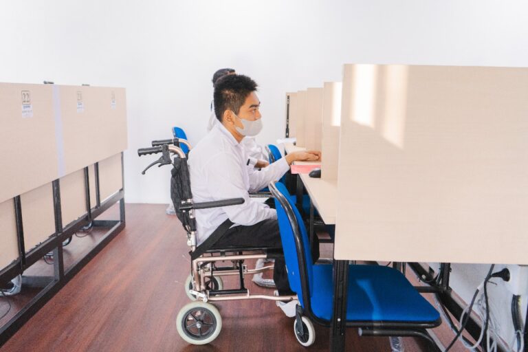 Peserta UTBK Disabilitas di Unesa Didampingi Pengawas Khusus