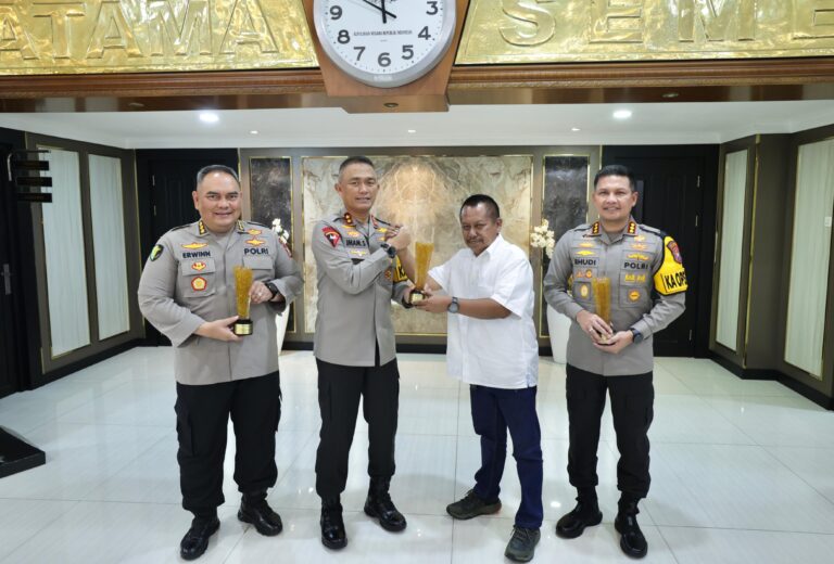Kapolda dan Dua Kombes Raih Penghargaan PWI Jatim Award 2024