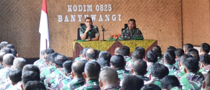 Dandim 0825/Banyuwangi Letkol Arh. Joko Sukoyo beramah tamah dengan Babinsa disela ngantor pertama, Sabtu (4/5/2024). (Foto/Pendim Banyuwangi)