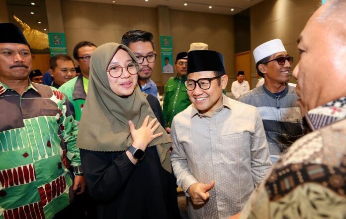 Bupati Banyuwangi Ipuk Fiestiandani bersama Ketua Umum PKB Muhaimin Iskandar alias Cak Imin di acara pembekalan bakal calon kepala daerah di Surabaya, Sabtu (4/5/2024). (Foto/ist)