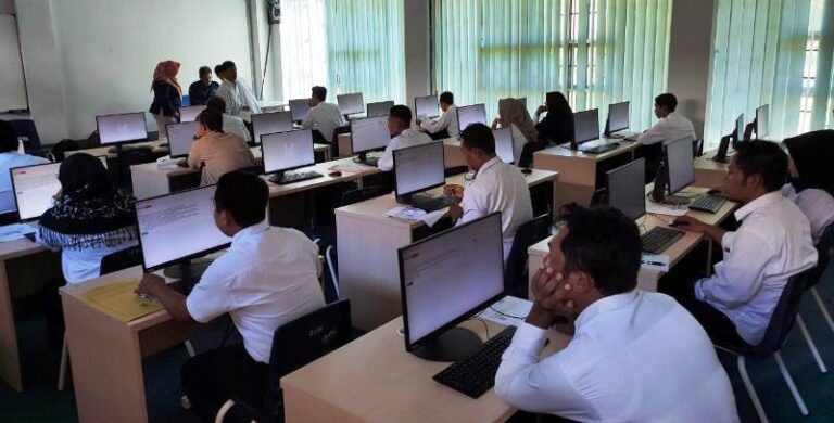 Peserta calon PPK menjalani tes di Kampus Poliwangi, Banyuwangi, Selasa (7/5/2024). (Foto/udi)