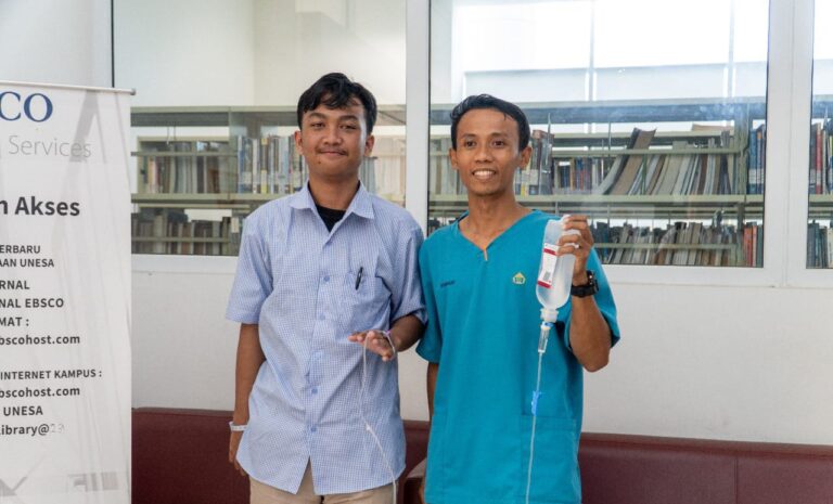 Menderita DBD, Peserta UTBK di Unesa Pakai Infus dan Didampingi Perawat