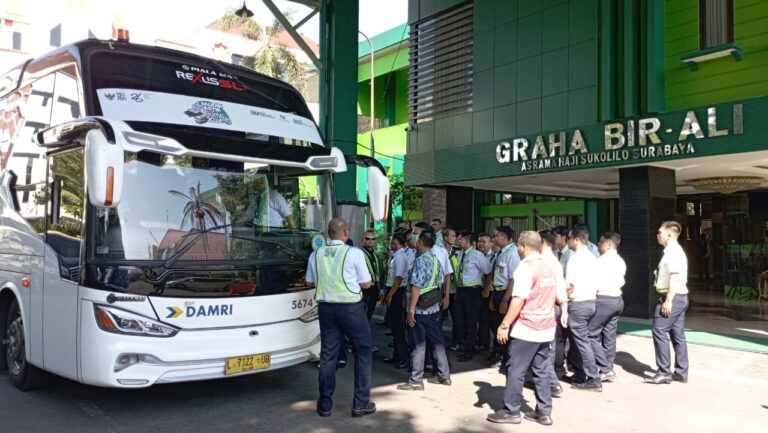 Embarkasi Surabaya Simulasi Jalur Pemberangkatan Jemaah Calon Haji
