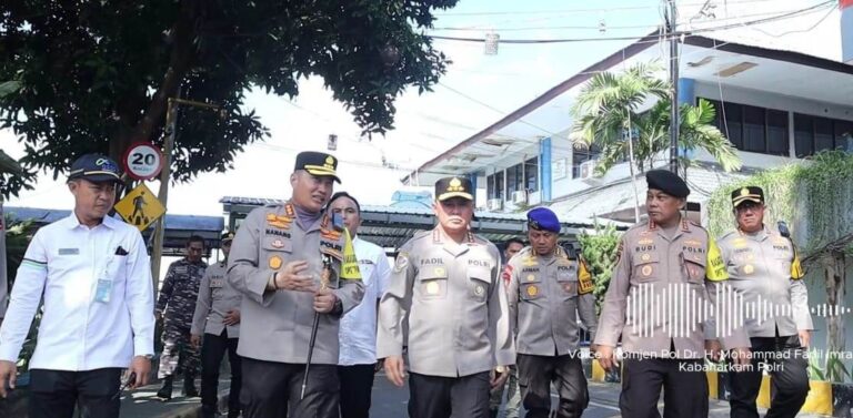 Kabaharkam Komjen Pol. Fadil Imran didampingi Kapolresta Banyuwangi Kombes Pol. Nanang Haryono memantau Pelabuhan Ketapang, Banyuwangi, Jumat (10/4/2024). (Foto/Humas Polresta Banyuwangi)