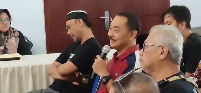 Bakal Cabup Banyuwangi dari jalur independen, Yusuf Widiatmoko mendaftar ke KPU Banyuwangi, Minggu (12/5/2024). (Foto/ist)