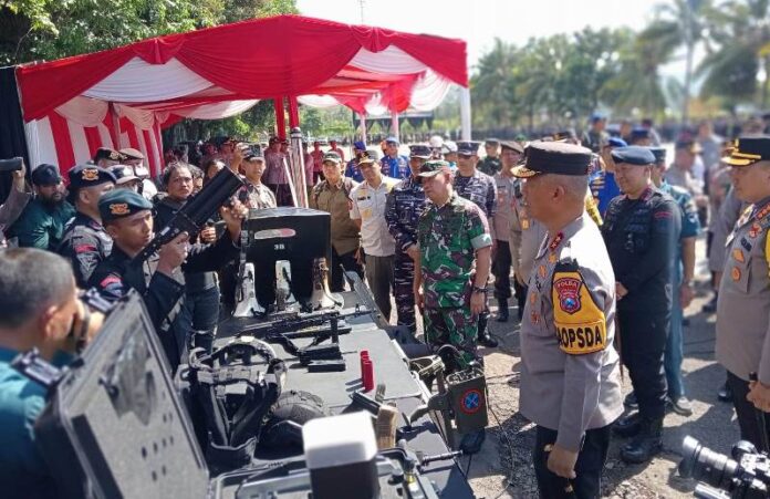 Kapolda Jatim Irjen Pol. Imam Sugiarto bersama Pangdam V/Brawijaya Mayjen TNI Rafael Granada Baay meninjau kesiapan peralatan pengamanan WWF di Pelabuhan Tanjungwangi, Banyuwangi, Rabu (15/5/2024).(Foto/udi)