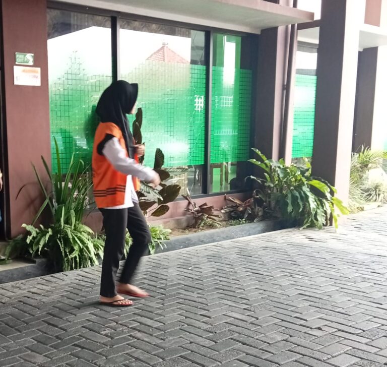 Divonis Penjara dan Denda Rp 5 Juta, Terdakwa Penganiaya Anak Menangis di Luar Sidang