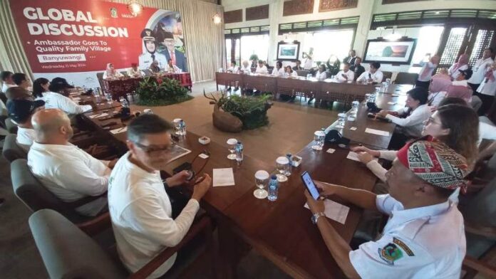 Para delegasi asing dan Duta Besar menggelar diskusi grup tentang KB di Banyuwangi, Rabu (15/4/2024).(Foto/udi)