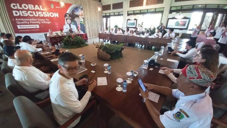 Para delegasi asing dan Duta Besar menggelar diskusi grup tentang KB di Banyuwangi, Rabu (15/4/2024).(Foto/udi)