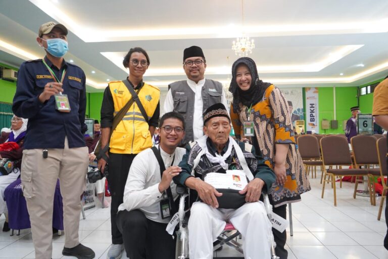 Mbah Mislan, Jemaah Calon Haji Tertua di Embarkasi Surabaya