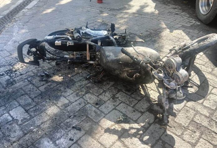 Sebuah motor hangus terbakar di areal SPBU Sukowidi, Banyuwangi, Kamis (16/5/2024). (Foto/Humas Damkar Banyuwangi)