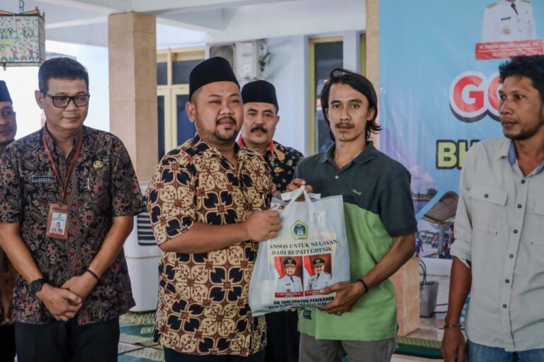 Peduli Nelayan, Bupati Gresik Kembali Gelontorkan Ratusan Paket Sembako