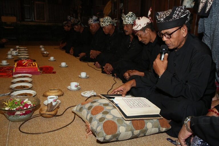 Tradisi moco lontar sebagai pelestarian Bahasa Using di Banyuwangi. (Foto/Humas Pemkab Banyuwangi)